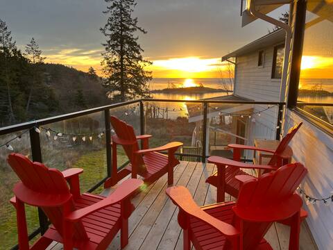 Idyllic Oceanfront Suite, Metchosin.