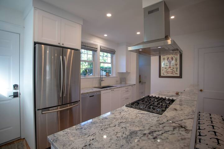 *WALKING DISTANCE TO EVERYTHING* 6BR + PARKING gallery image 5