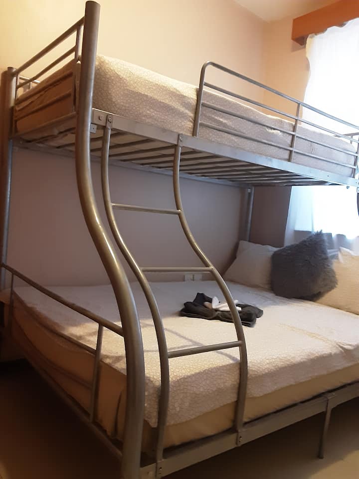 一楼卧室四儿童房，上面有双人床尺寸，上面有单人床