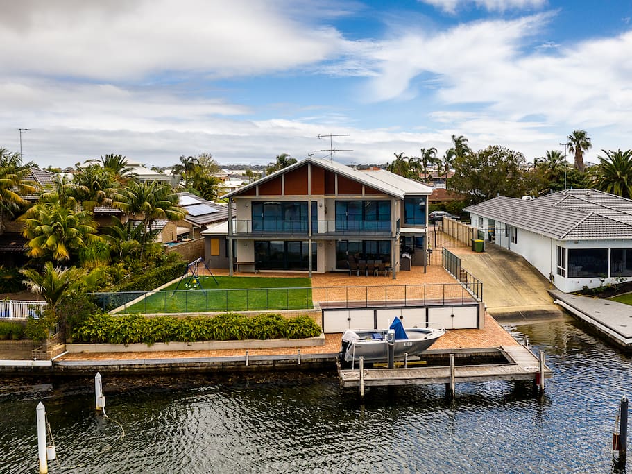 Large luxury home with private jetty Houses for Rent in Dudley Park