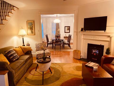 Scarborough Fair walk to downtown two story apt