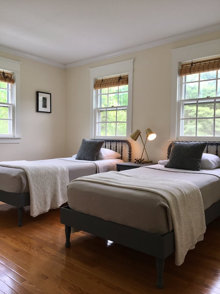 غرفة تضم سريرين صغيرين