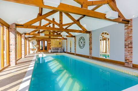 The Barns - indoor heated pool up to 16 guests