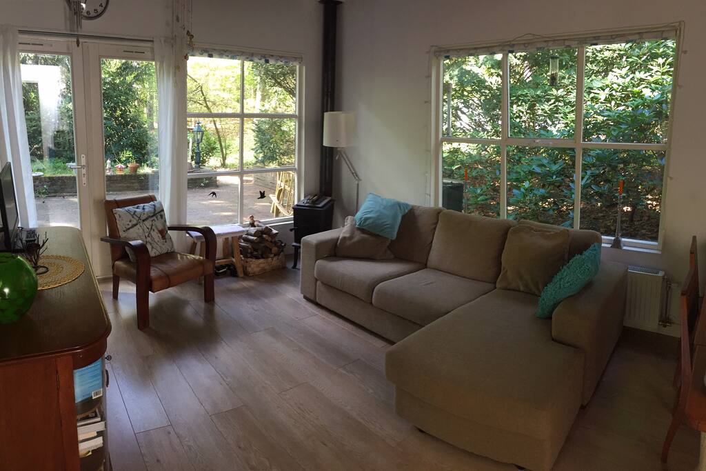 Knusse woonkamer met houtkachel