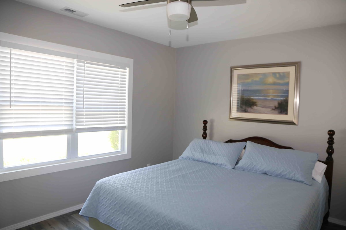 Spavaća soba na katu s bračnim krevetom (širine 180 - 200 cm)