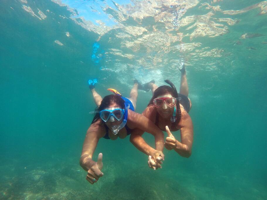 Deyanira y stella instructoras de buceo, te realizamos también tu foto debajo del agua!