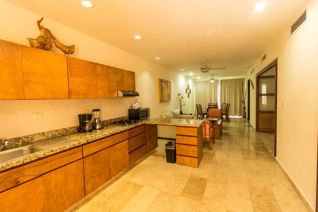 FULL KITCHEN