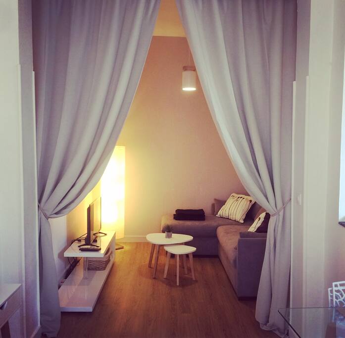 Installez vous confortablement et détendez vous dans ce salon apaisant avec de délicieux thé et café.
Sit back and relax in the lounge with some tasty tea and coffee .