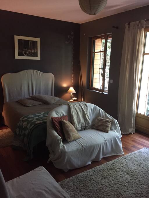 Chambre avec penderie et armoire, lit 140