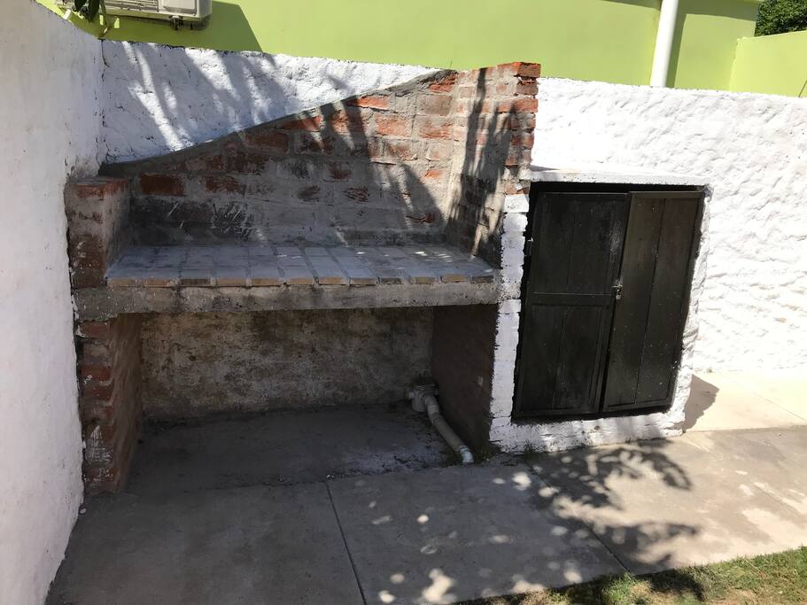 Parrillero, cuenta con parrilla y leñero