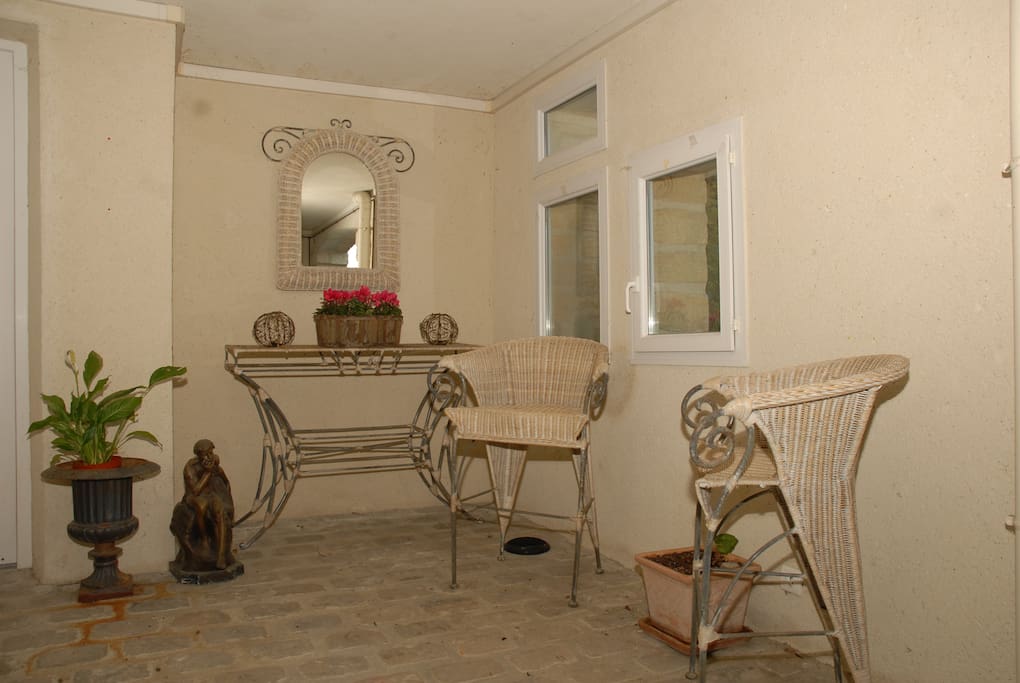 Patio devant l'entree