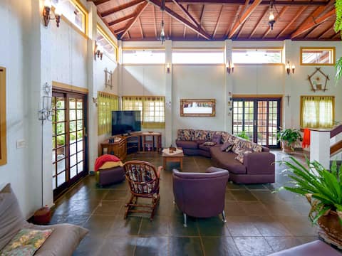 Popular Airbnb listing: House in Itatiba/SP, closed cond., pool with bar in Itatiba