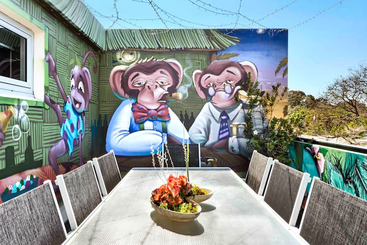 Modern Urban Penthouse: Art, Comfort, Car Parking gallery image 3