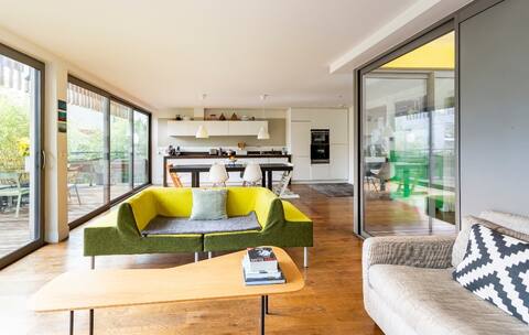 Green house,  1 stop 7mn from Paris, 5  bedrooms
