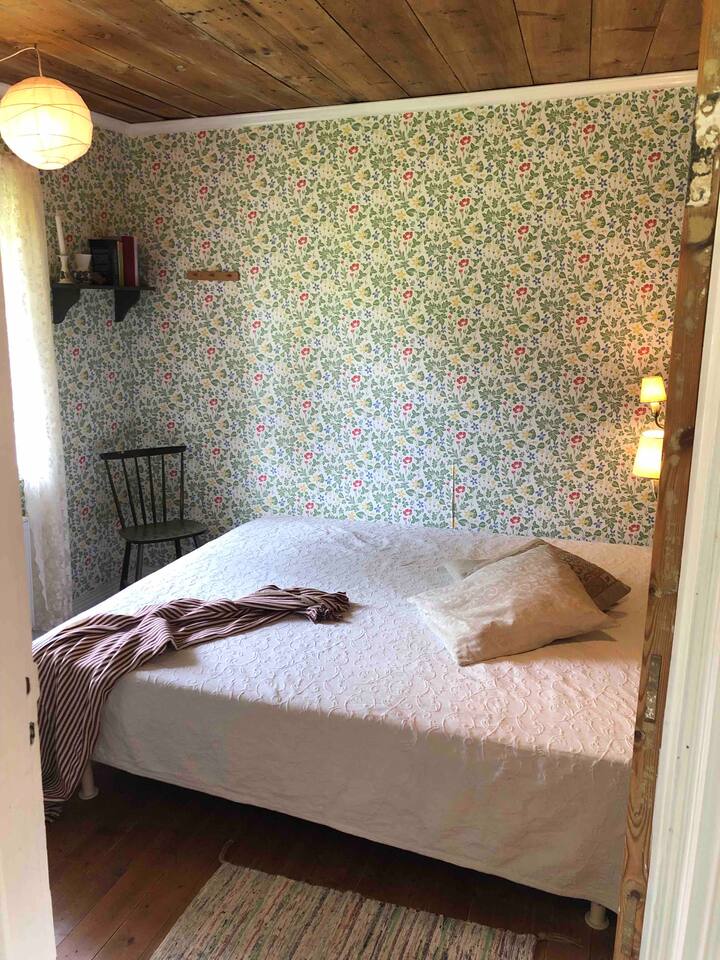 Dy krevate në dhomën me lule.