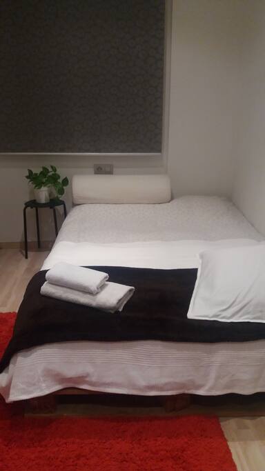 Habitació amb llit de matrimoni. Armari doble. Espai per a bressol.
Tovalloles i llençols.