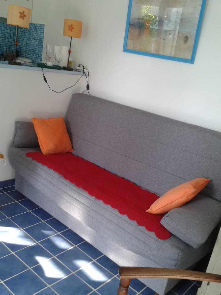 בקומת הקרקע:
 מצע ספה לחיצה - קלאק  לשני  אנשים
