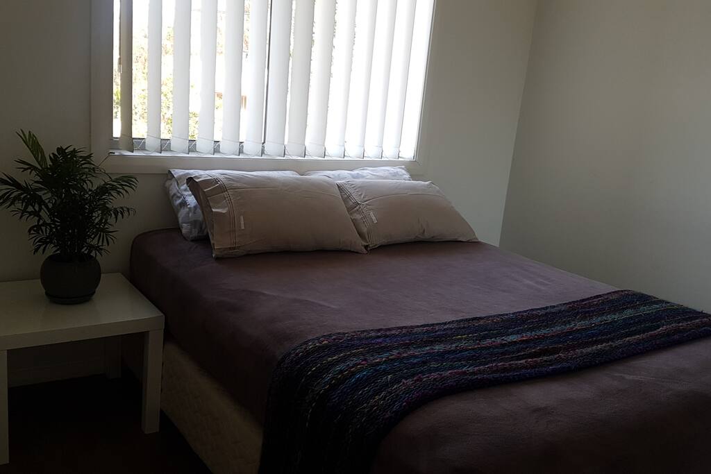 Private room with Queen size bed.
