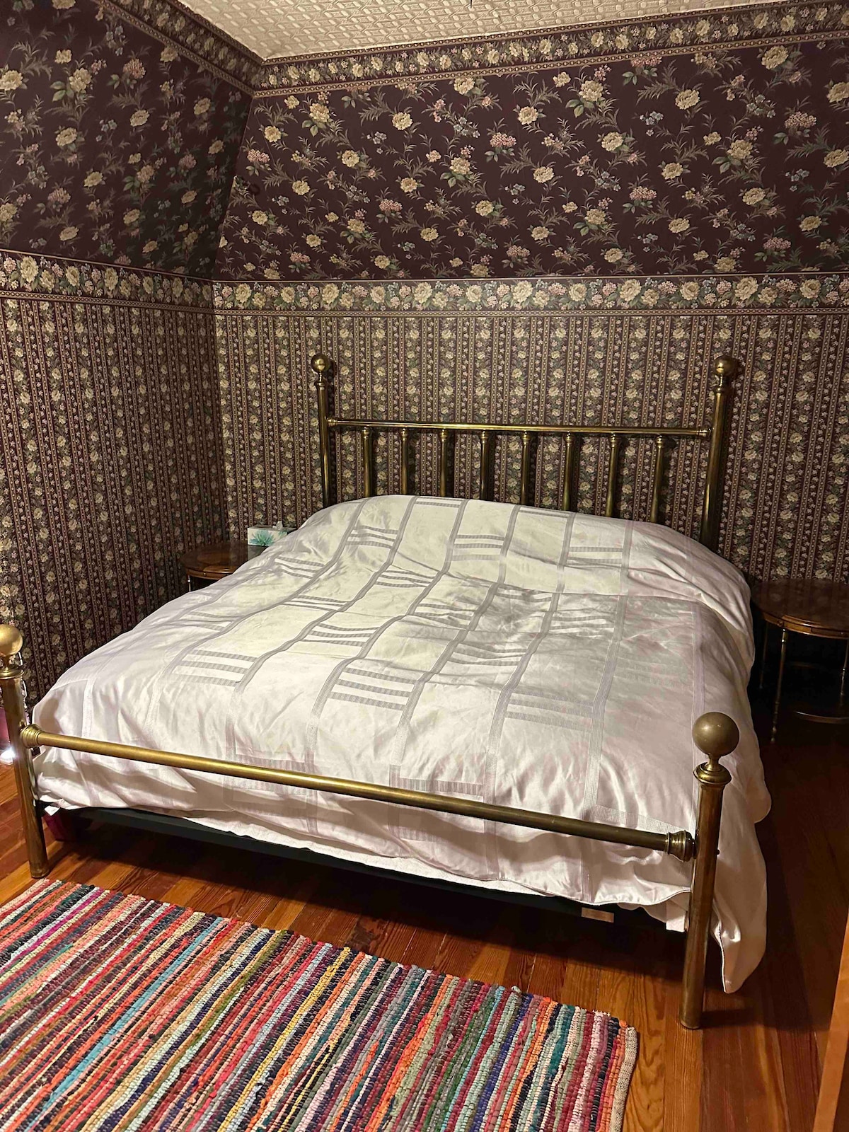 Основна спалня на горния етаж с двойно легло king size. 