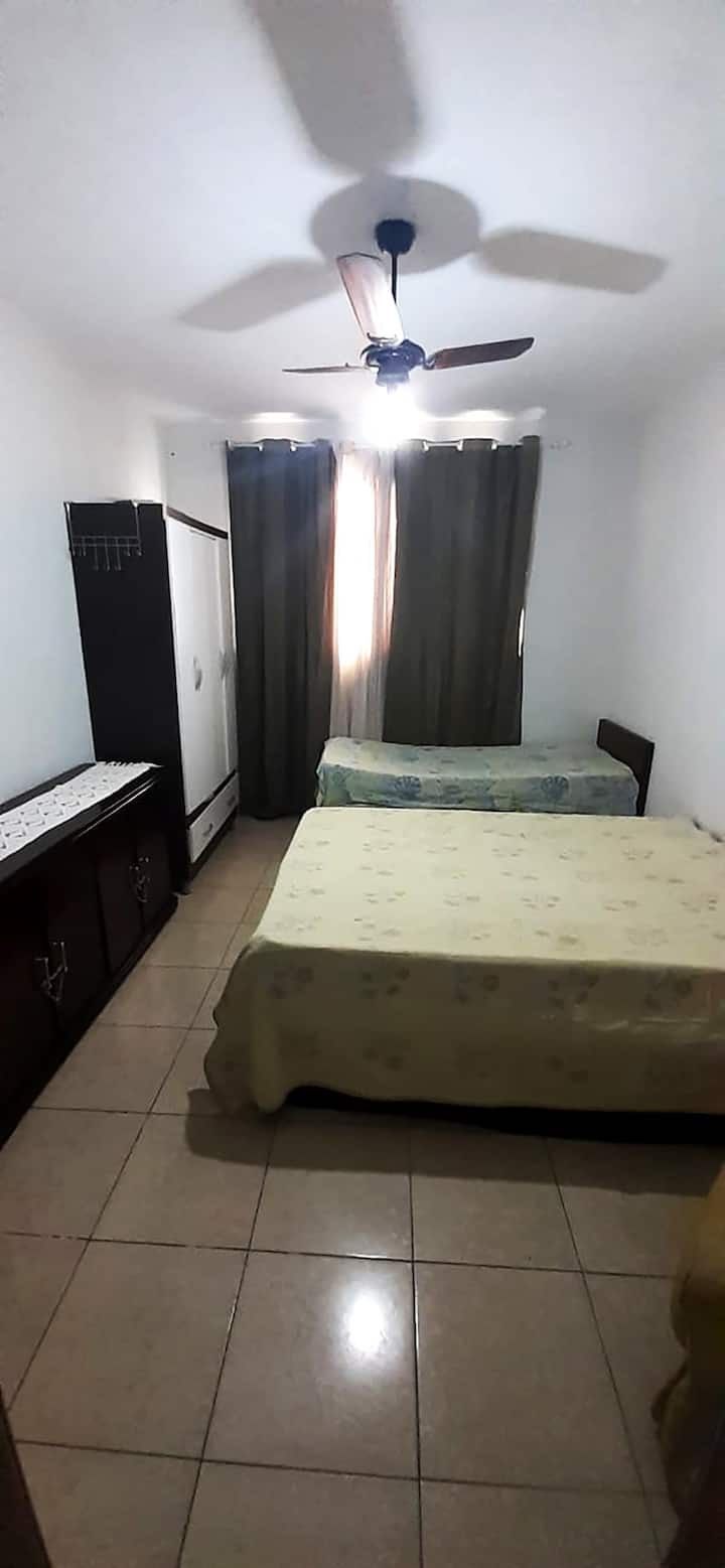 No quarto 1 há duas camas de solteiro e dois colchões extras de solteiro