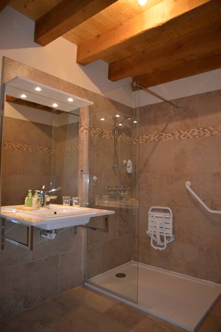 salle de bain accessible aux personnes à mobilité réduite
