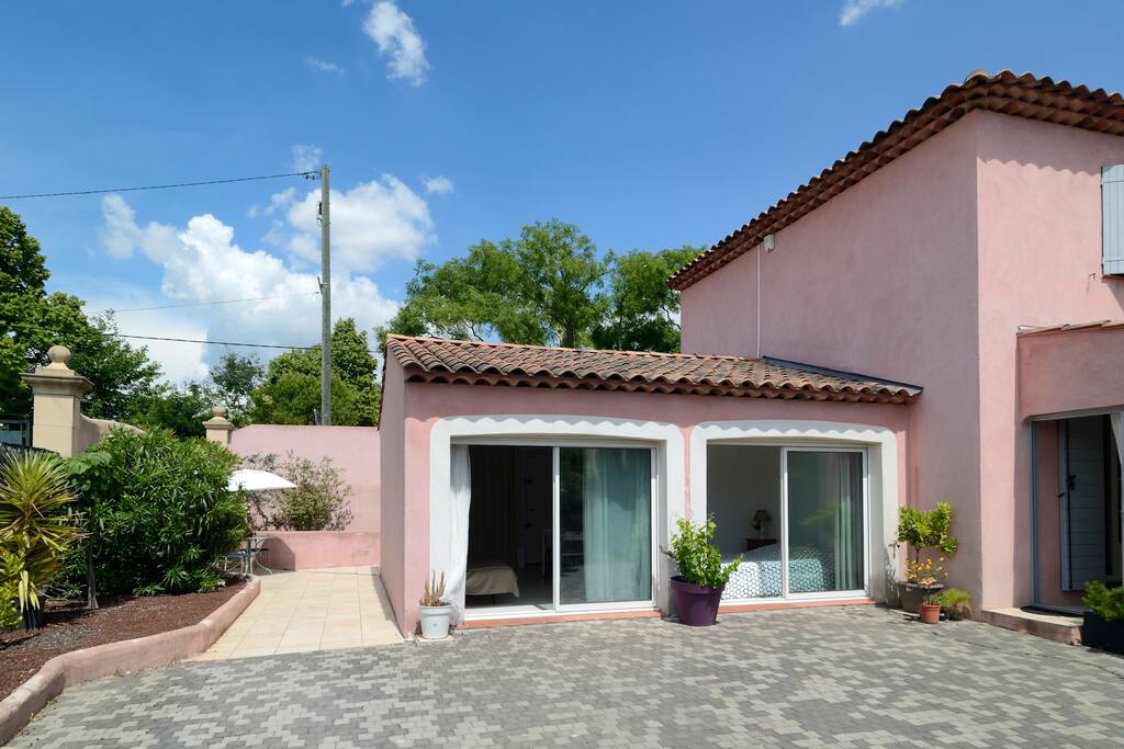 Le logement et sa terrasse privative au fond