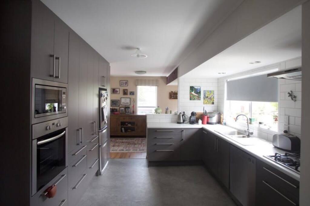 Spacious Modern Kitchen