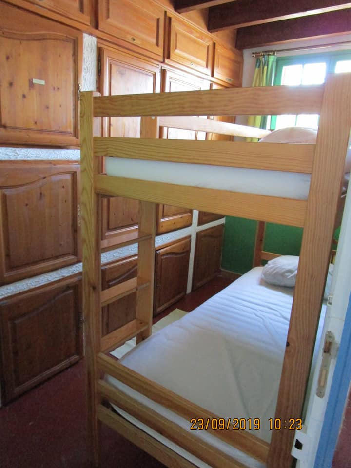 Dhomë e vogël gjumi me krevate marinari