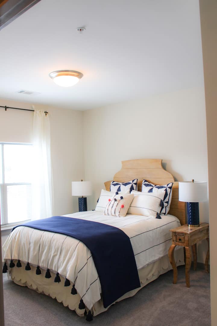 La camera degli ospiti con un materasso queen-size e dei cuscini alternativi in piuma garantiscono un buon riposo notturno. 