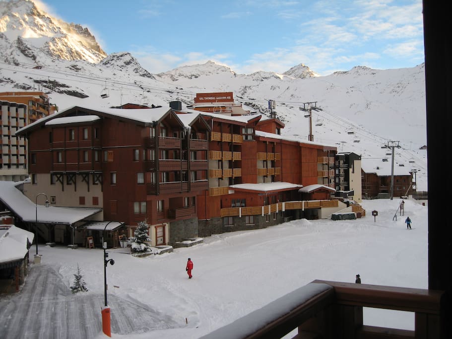 VUE DU BALCON ET VERANDA COIN REPAS