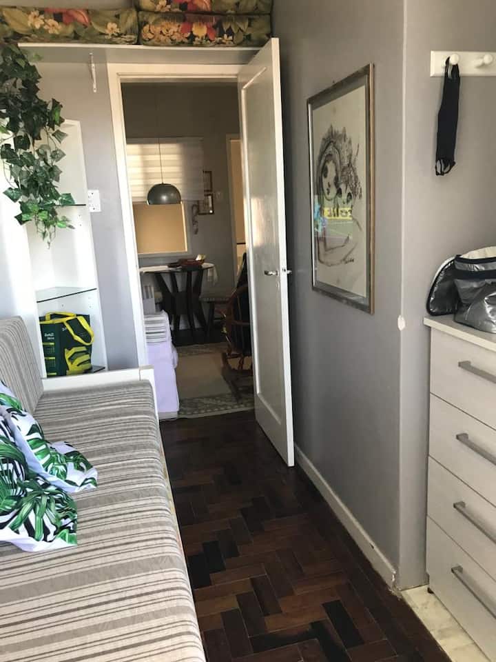 Sala de estar en el dormitorio con sofá cama