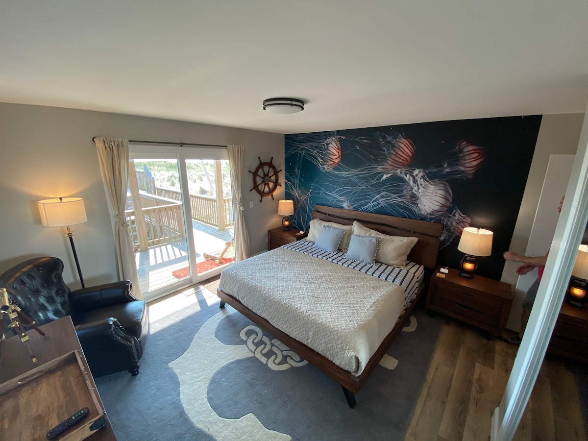 La chambre Captain 's Berth est sur le thème d'un navire des années 1900, avec une roue en bois de 36pieds, des lumières de navire, un fauteuil en cuir végétalien grinçant et un tapis d'ancre. Le mur de la méduse rappelle même aux marins chevronnés l'émerveillement du vaste océan.