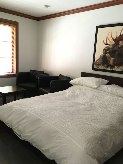 Bright and comfortable! Double bed with memory foam and lounge area with TV to relax after a busy day on the slopes, on the bike paths or shopping/dining in the resort village