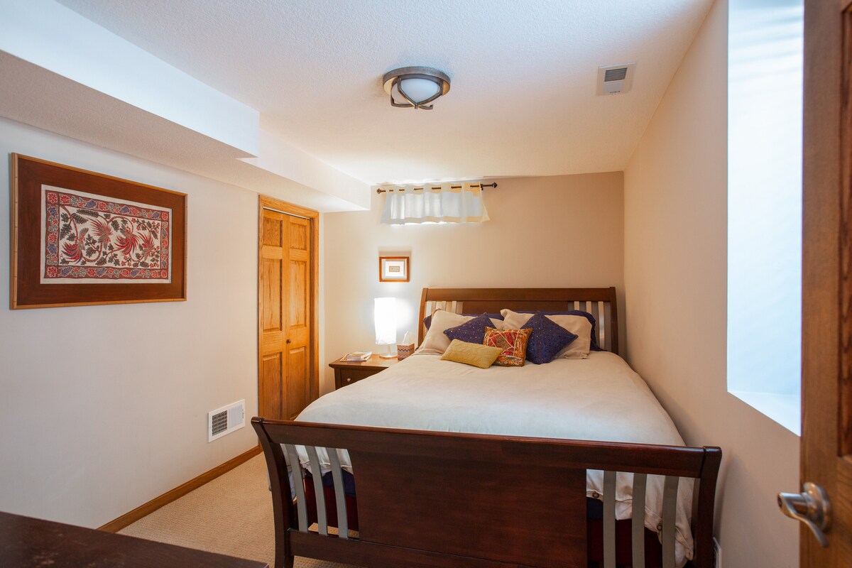 Armario con manta adicional, ventilador y calentador de espacio.