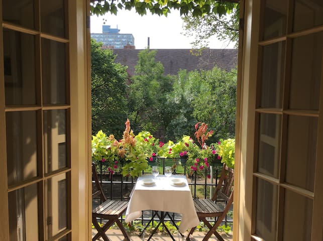 The Ardmore — Steps from the lake.