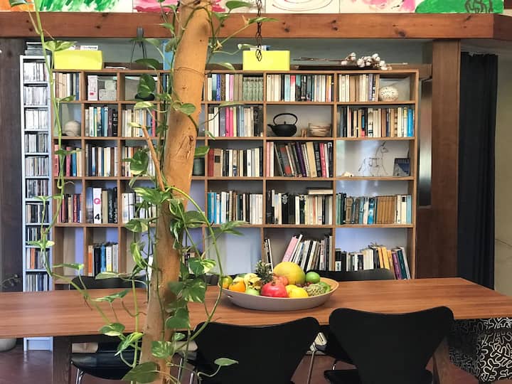 หนังสือหลากหลายสำหรับเด็กและผู้ใหญ่ในภาษาฮิบรูภาษาอังกฤษและภาษาเยอรมัน 