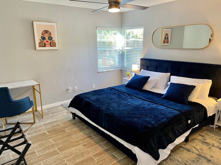 卧室绿洲：在我们宽敞的卧室内放松身心，配备豪华加大双人床，极致舒适。 在便利的办公桌上保持富有成效，或在专用工作空间的便利办公桌上工作。 您的佛罗里达度假胜地等待着您。