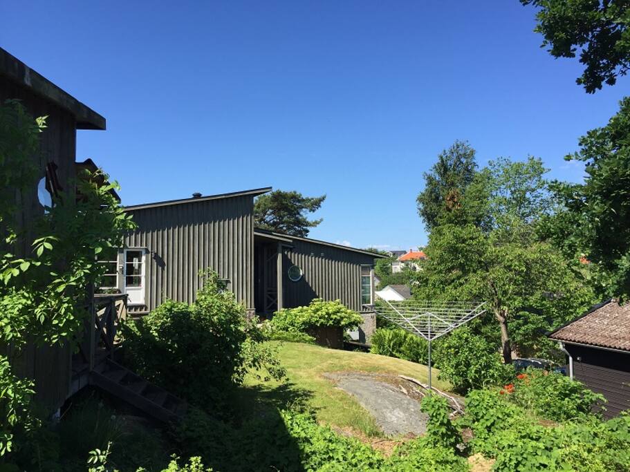 Från friggeboden mot gräsmattan o huset