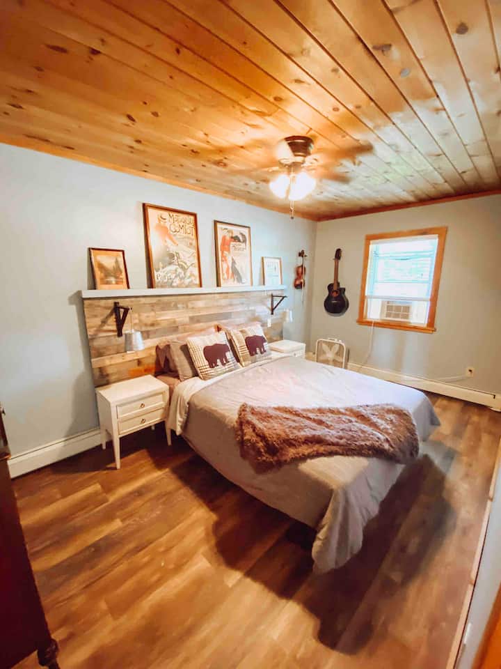 חדר שינה תחתון עם מיטת קווין סייז