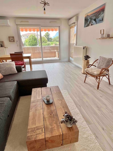 Popular Airbnb listing: Apartment with terrace, parking and garage in Albertville