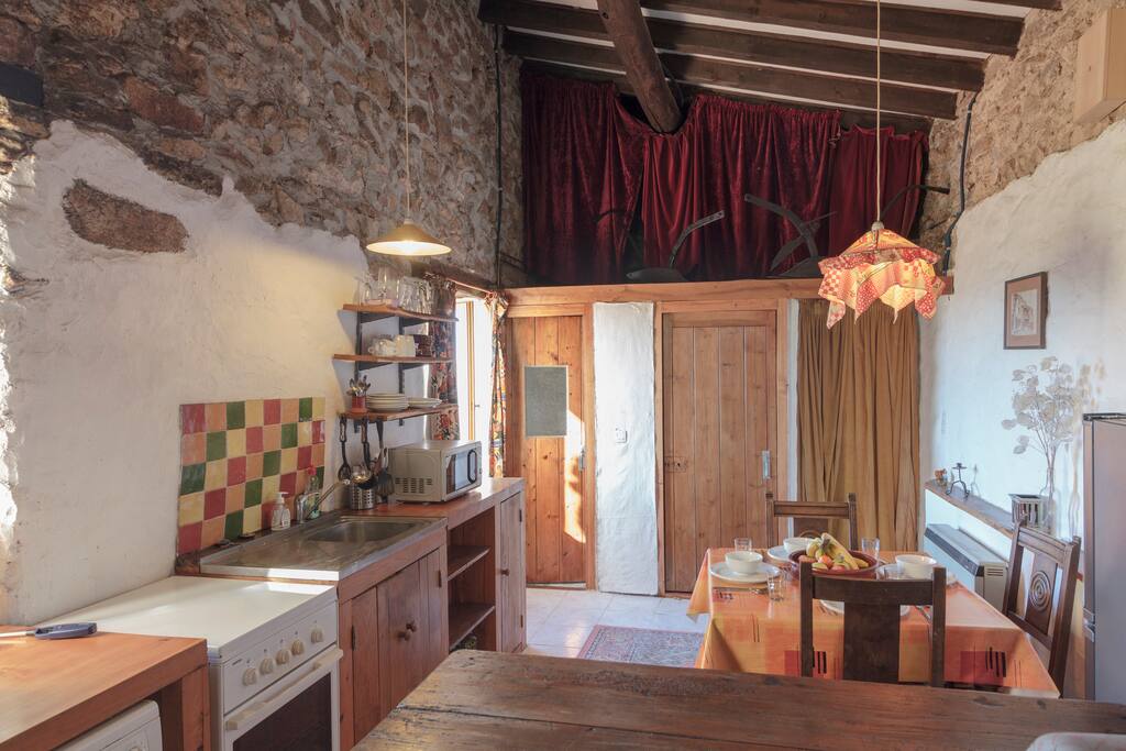 'Salle à manger' and kitchen area