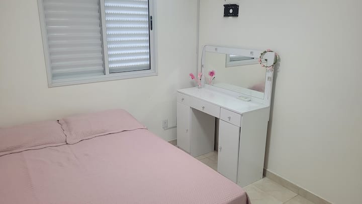 Dormitorio 2 con 1 cama doble, tocador  y armario diseñado. 