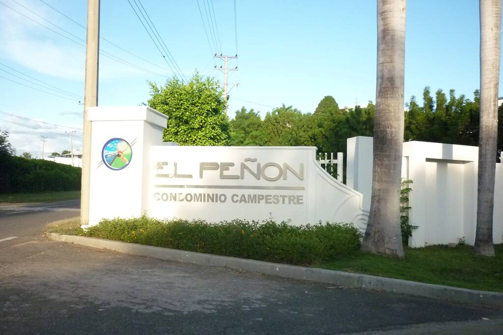 Condominio Privado con sede social, lago para practica de deportes náuticos, tenis, campo de Golf