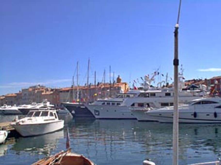 Port de Saint Tropez avec ses Yacht de lux et au fond le célèbre cloché de l'église