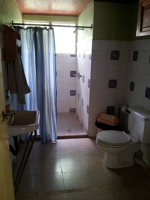 Baño sencillo pero limpio y con todo