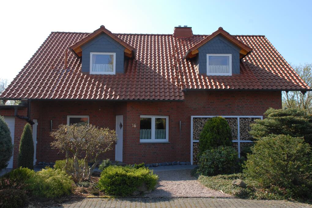 Die Vorderseite des Hauses. Direkt vor dem Haus und auf dem Grundstück befinden sich ausreichend Stellplätze für Pkw