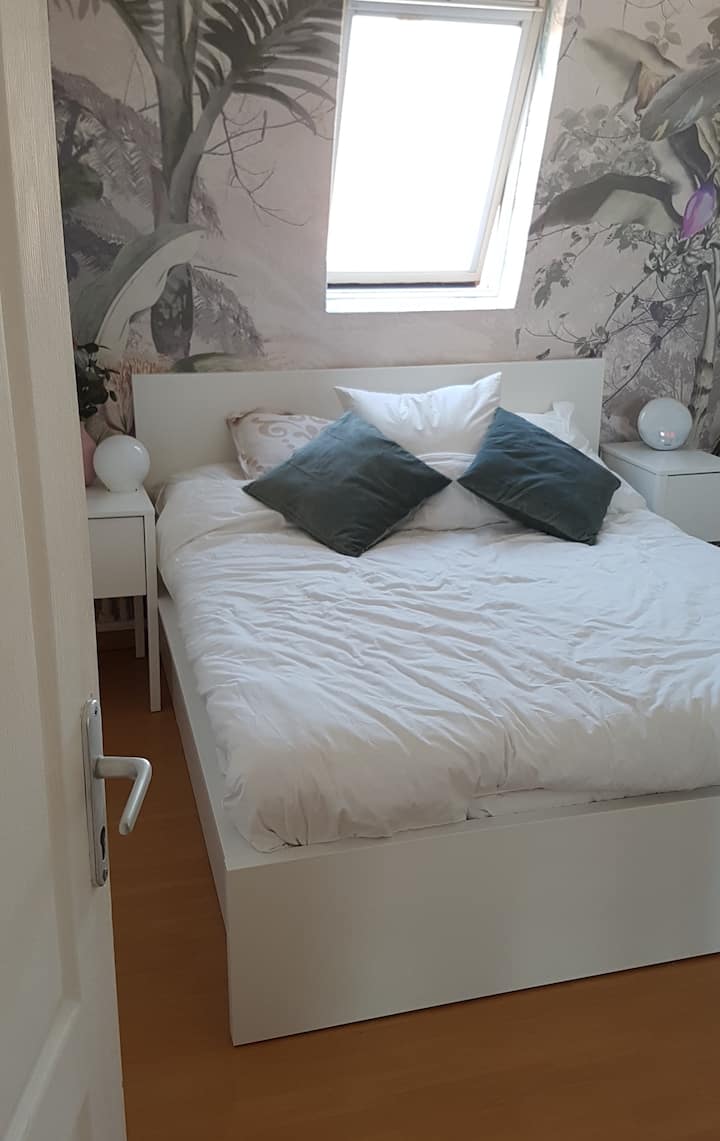 Осветено 160 х 200, матлас neuf, хипер удобно!