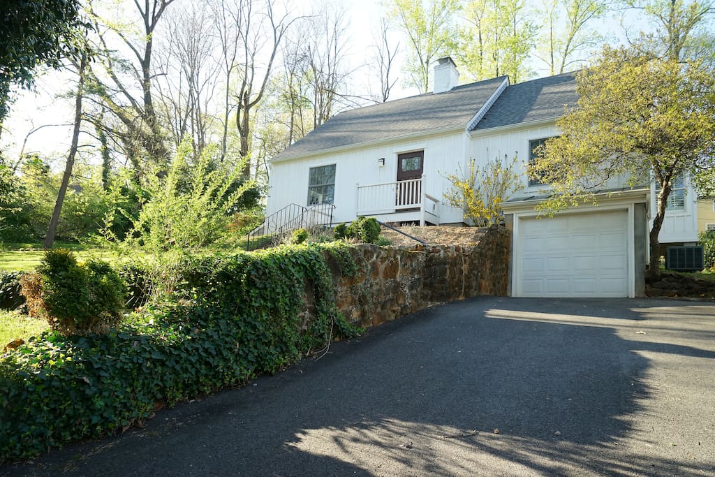 Wonderful neighborhood - easy access to Rt 250, downtown, UVA and Barracks Shopping