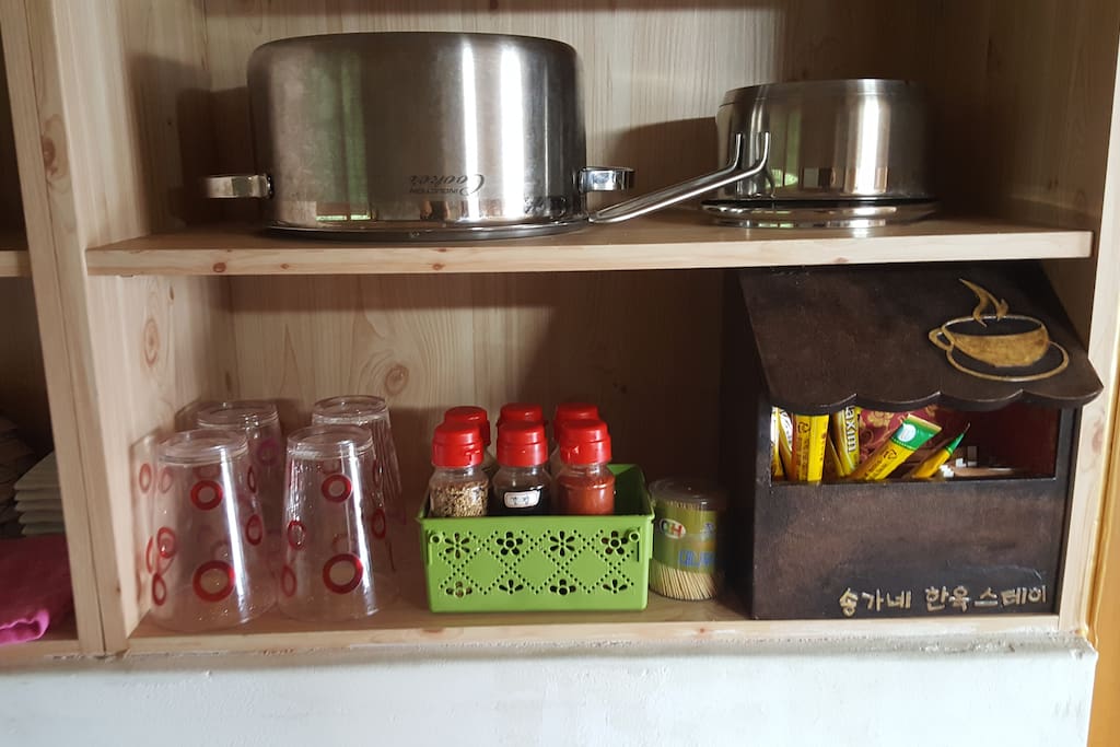 쌀과 양념 그리고 차가 준비되었고 냉장고에는 김치마을이라는 이름답게 묵은지가 준비되어 있습니다.
많은 준비물이 필요없이 식사를 하실수 있도록 편의시설이 비치되어 있는 공간~~