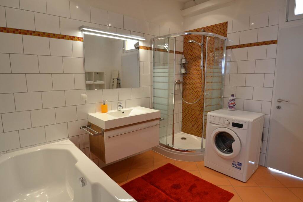 Badewanne, Dusche, Waschmaschine , Duschgel, Shampoo, Seife